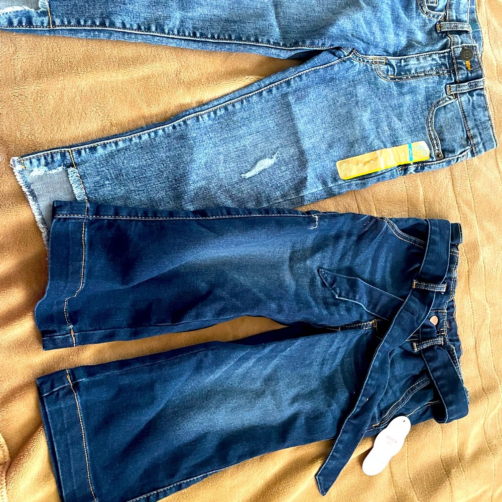 2 pair. Dark pair are sz 4/5 from Walmart. The lighter pair are sz 4 Thereabouts